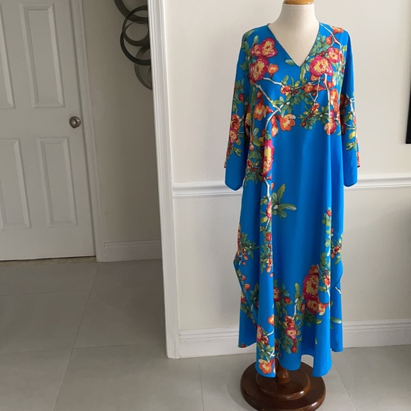 Natori NWOT S Beautiful Floral Charmeuse (100%Poly) Caftan with pockets. - Picture 4 of 12